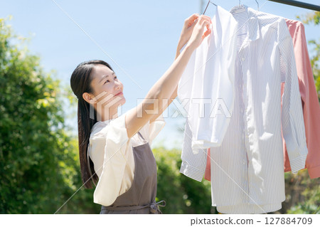 掛衣服的女人 127884709