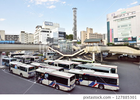 常磐線水戶站前環形交叉路口有公車停靠 127885301