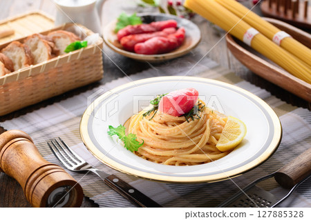 奢華的鱈魚子意麵和色彩繽紛的明太子擺盤——日式和西式料理，時尚午餐 127885328