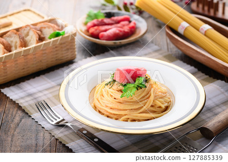 奢華的鱈魚子意麵和色彩繽紛的明太子擺盤——日式和西式料理，時尚午餐 127885339