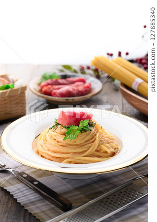 奢華的鱈魚子意麵和色彩繽紛的明太子擺盤——日式和西式料理，時尚午餐 127885340