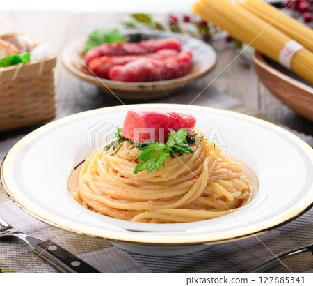 奢華的鱈魚子意麵和色彩繽紛的明太子擺盤——日式和西式料理，時尚午餐 127885341