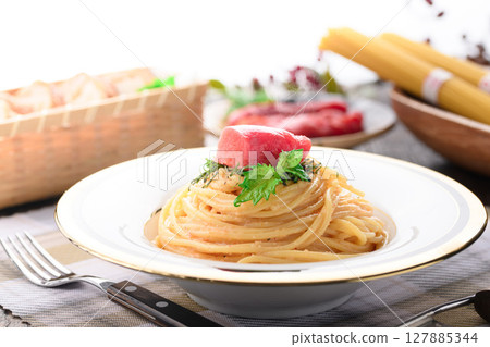 奢華的鱈魚子意麵和色彩繽紛的明太子擺盤——日式和西式料理,時尚午餐 奢華的鱈魚子意麵和色彩繽紛的明太子擺盤——日式和西式料理,時尚午餐 127885344