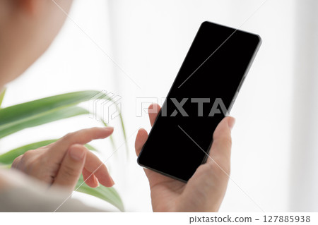 拿著智慧型手機的人的手 拿著智慧型手機的人的手 127885938