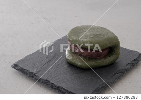 Mugwort rice cake 127886288