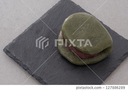 Mugwort rice cake 127886289