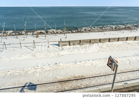 Abashiri, Hokkaido: The platform and tracks at Kitahama Station, facing the Sea of Okhotsk and overlooking drift ice 127887295