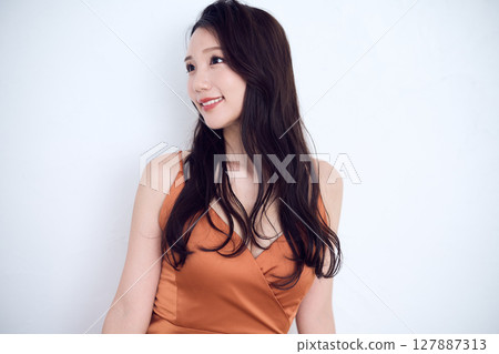 一位目光自信的美麗女子的肖像 127887313