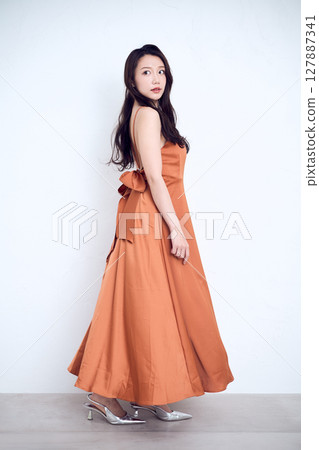 一位目光自信的美麗女子的肖像 127887341