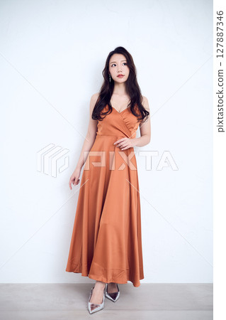 一位目光自信的美麗女子的肖像 一位目光自信的美麗女子的肖像 127887346