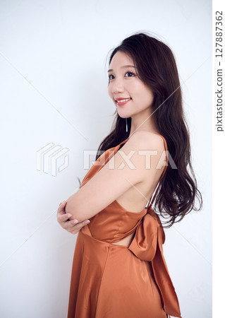 一位目光自信的美麗女子的肖像 127887362