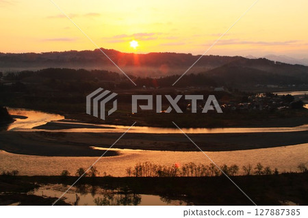 Shinano River at dawn 127887385