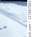 在陽光明媚的日子裡，雪面 127887863