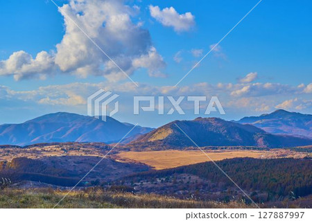 長野縣諏訪市的秋天。從車山肩部的維納斯山眺望西北側（鷲嶺、屋原濕地、二津山等） 127887997