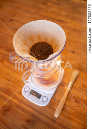 [日本]木桌上的手滴咖啡 127888456