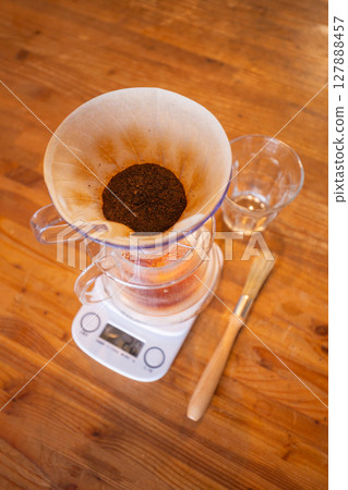 [日本]木桌上的手滴咖啡 127888457