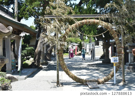 Passing through the straw circle at Morito Shrine: Summer purification ritual Passing through the straw circle at Morito Shrine: Summer purification ritual 127888613