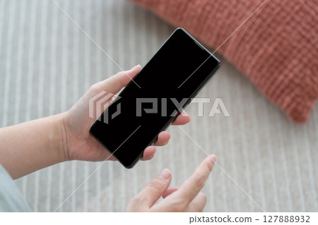 在家使用智慧型手機的人的手 127888932