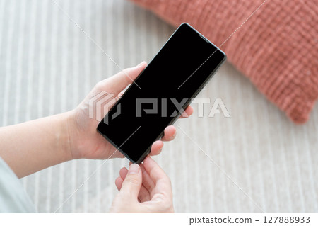 在家使用智慧型手機的人的手 在家使用智慧型手機的人的手 127888933