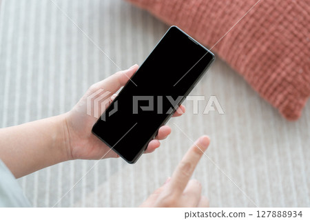在家使用智慧型手機的人的手 127888934