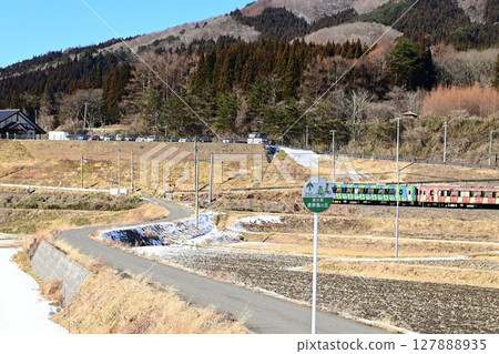 從路邊站「遠之風之丘」附近的稻田裡看到的釜石線 從路邊站「遠之風之丘」附近的稻田裡看到的釜石線 127888935