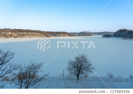 Abashiri City, Hokkaido: Lake Abashiri on a frozen morning and a tent for smelt fishing 127889108