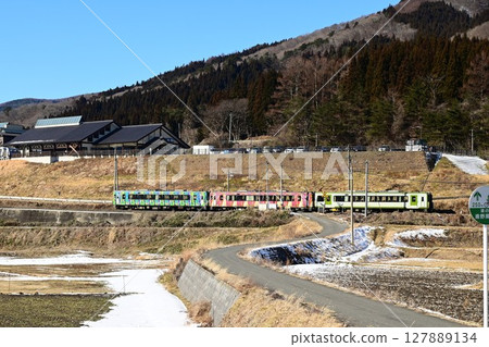 從路邊站「遠之風之丘」附近的稻田裡看到的釜石線 127889134