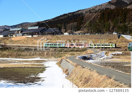 從路邊站「遠之風之丘」附近的稻田裡看到的釜石線 127889135