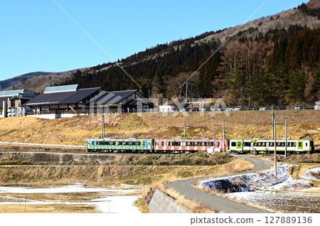 從路邊站「遠之風之丘」附近的稻田裡看到的釜石線 127889136