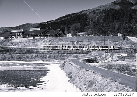 從路邊站「遠之風之丘」附近的稻田裡看到的釜石線 127889137