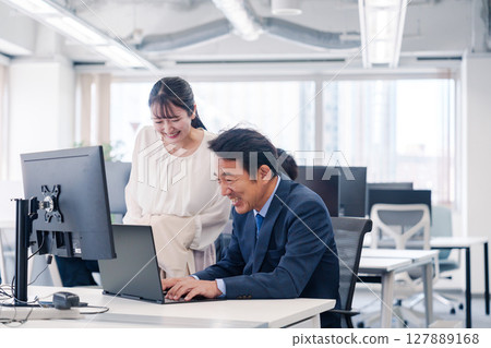 老闆和年輕女子在辦公室玩得很開心 127889168