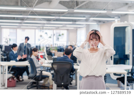 女員工在辦公室抱頭 女員工在辦公室抱頭 127889539
