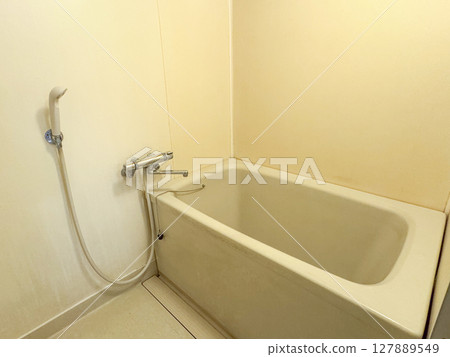 Old-fashioned unit bath Old-fashioned unit bath 127889549