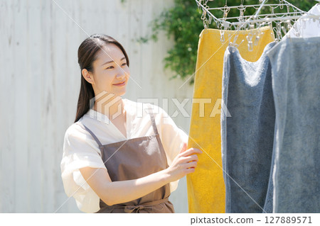 掛衣服的女人 127889571