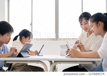 ICT classes for elementary school students 127889574