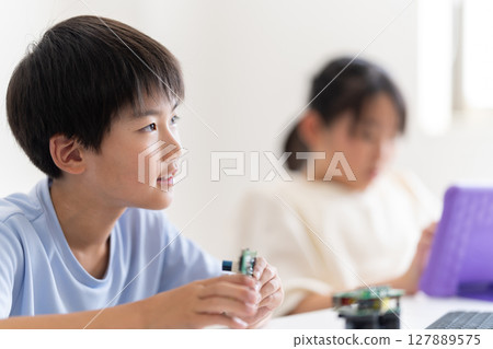 ICT classes for elementary school students ICT classes for elementary school students 127889575