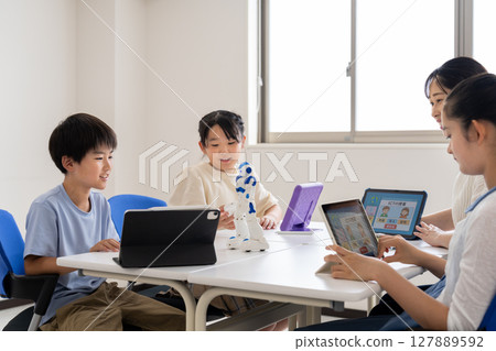 ICT classes for elementary school students 127889592