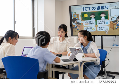 ICT classes for elementary school students 127889593