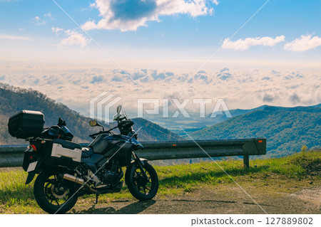 從北海道日勝嶺看到的雲海和自行車 127889802