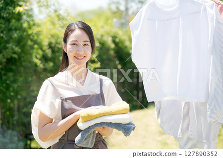 拿著折疊毛巾的女人 127890352