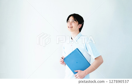 一名擔任護理員的男子拿著文件 127890537