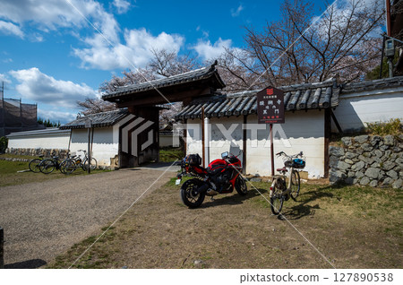 京都醍醐寺黑門和一輛紅色摩托車,4 月 4 日,日本 京都醍醐寺黑門和一輛紅色摩托車,4 月 4 日,日本 127890538