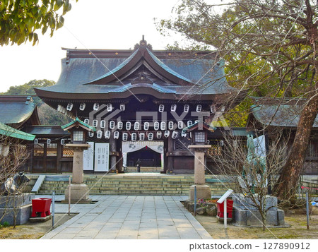 福岡縣直方市多賀神社的院內，以及懸掛燈籠的神社大門 127890912