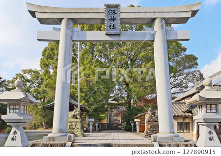 Torii gate and approach to Tsurugi Shrine in Nogata, Fukuoka Prefecture Torii gate and approach to Tsurugi Shrine in Nogata, Fukuoka Prefecture 127890915