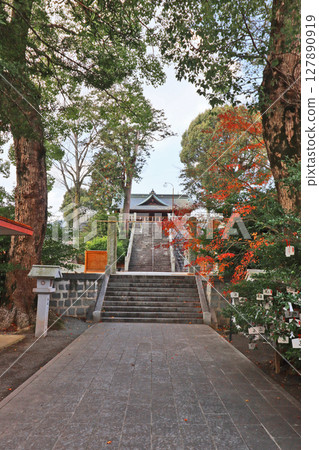 Stone steps and autumn leaves on the approach to Tsurugi Shrine in Nogata, Fukuoka Prefecture 127890919