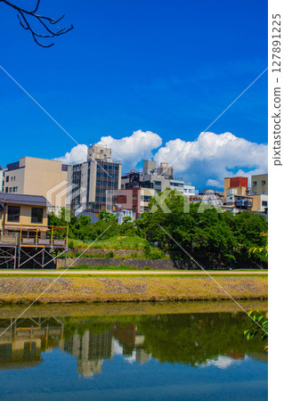【京都風光】鴨川與先鬥町的寧靜景色 127891225