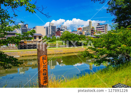 【京都風光】鴨川與先鬥町的寧靜景色 127891226