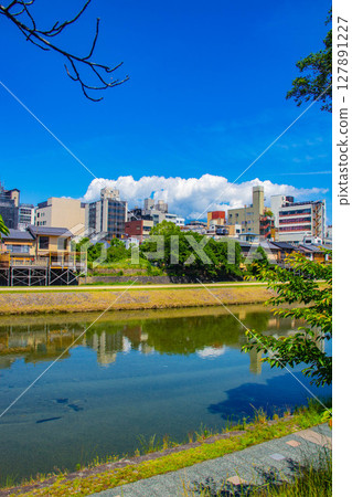[Kyoto Scenery] A tranquil scene around the Kamo River and Pontocho 127891227