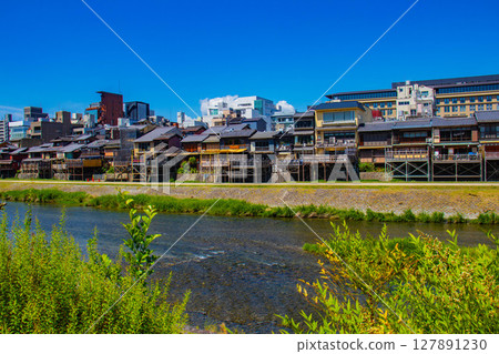 【京都風光】鴨川與先鬥町的寧靜景色 127891230