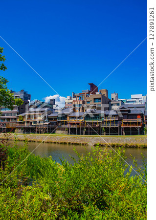 【京都風光】鴨川與先鬥町的寧靜景色 【京都風光】鴨川與先鬥町的寧靜景色 127891261